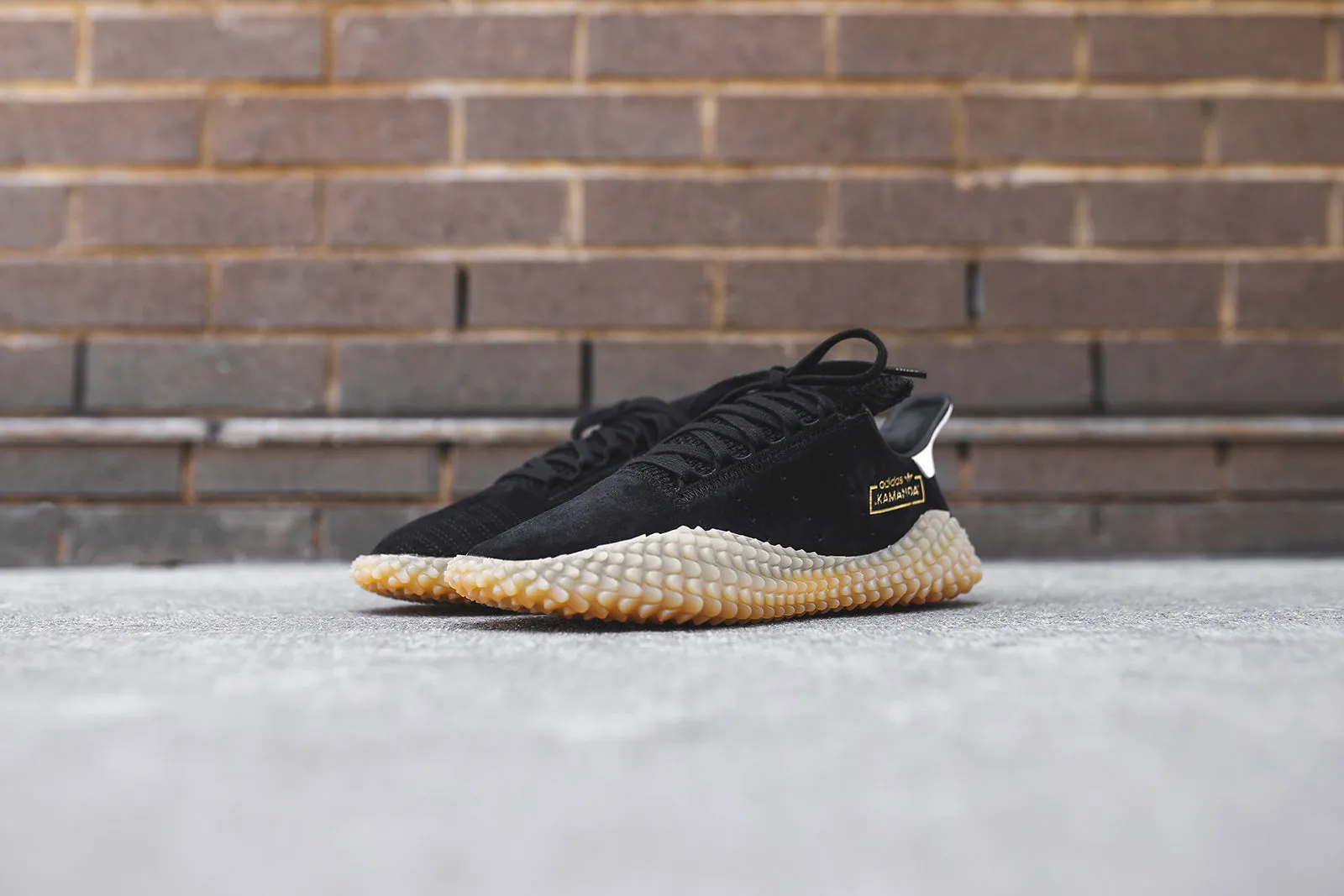 adidas Consortium Kamanda AQV65 - Black / Gum