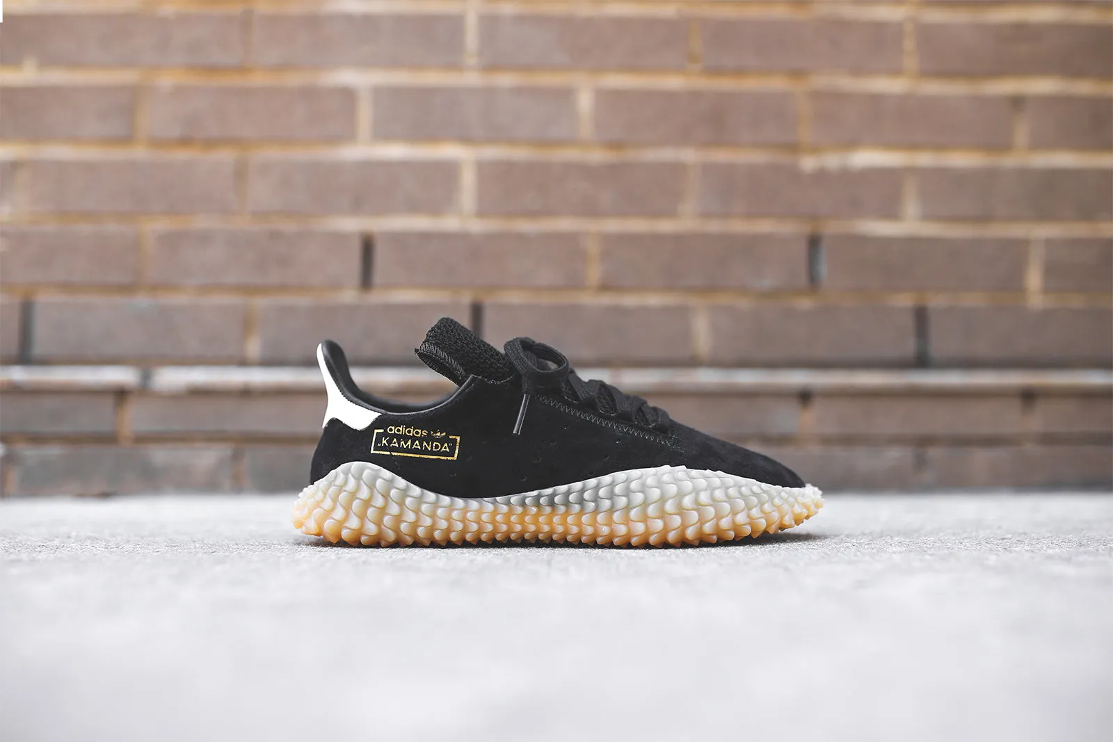 adidas Consortium Kamanda AQV65 - Black / Gum