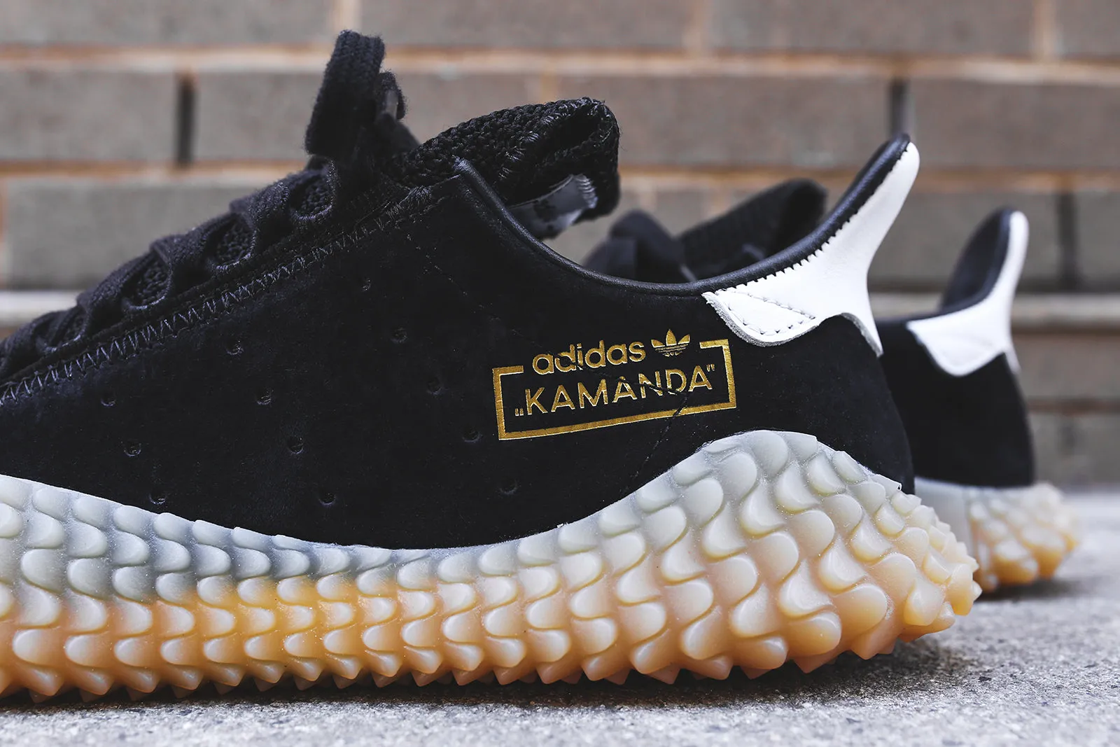 adidas Consortium Kamanda AQV65 - Black / Gum