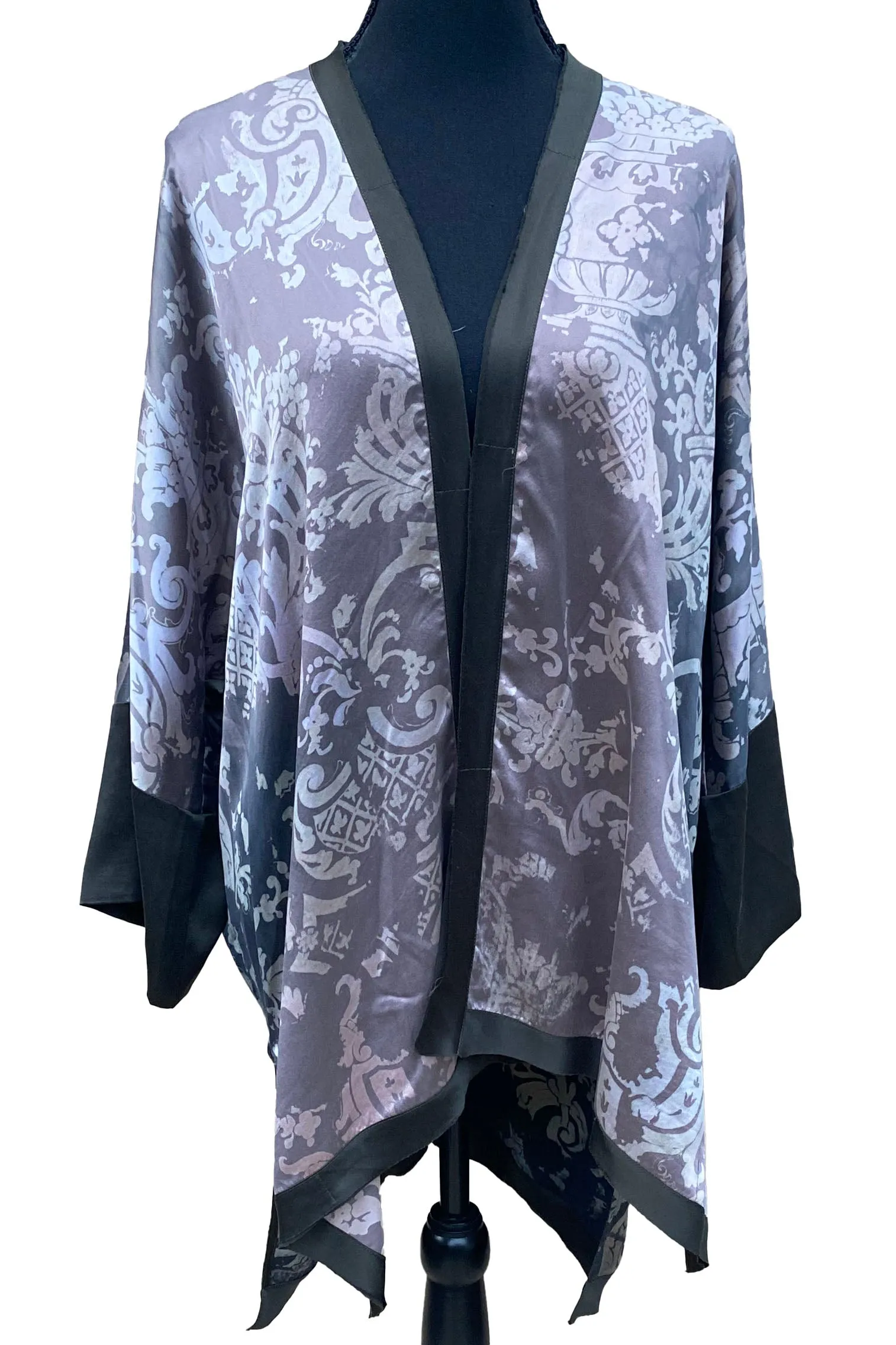 Lucianne Kimono in Silk Charmeuse w/ Wallpaper Print - Grey